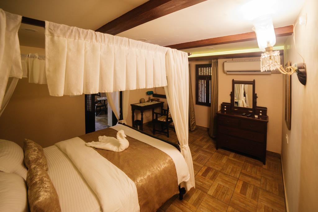 Casa Menezes - A Heritage Goan Homestay Bambolim Eksteriør billede