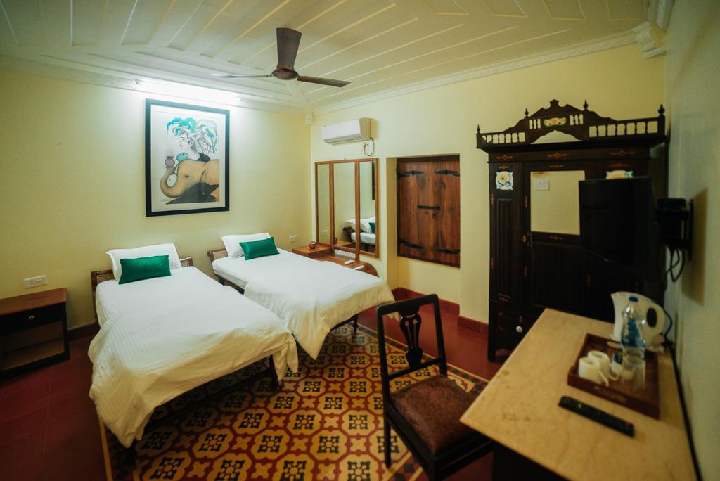 Casa Menezes - A Heritage Goan Homestay Bambolim Eksteriør billede